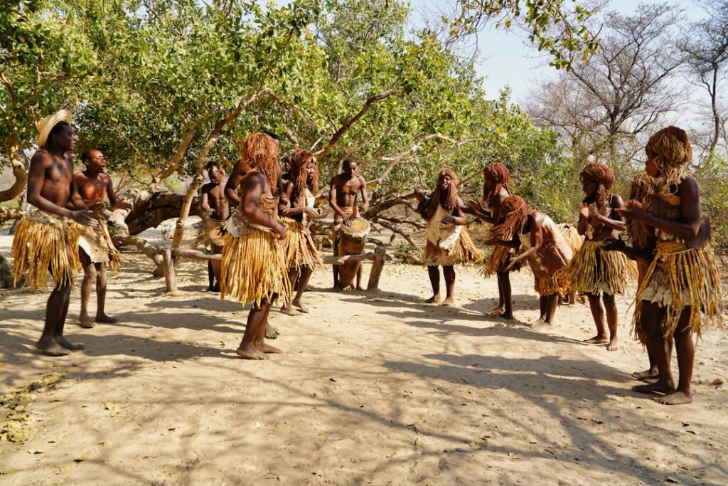 découvrez la richesse et la diversité de la culture namibienne, marquée par des traditions ancestrales, des danses vibrantes, une gastronomie unique et l'hospitalité chaleureuse de ses peuples. plongez dans l'artisanat, les coutumes et les rites qui font de la namibie une destination fascinante pour les passionnés de culture.