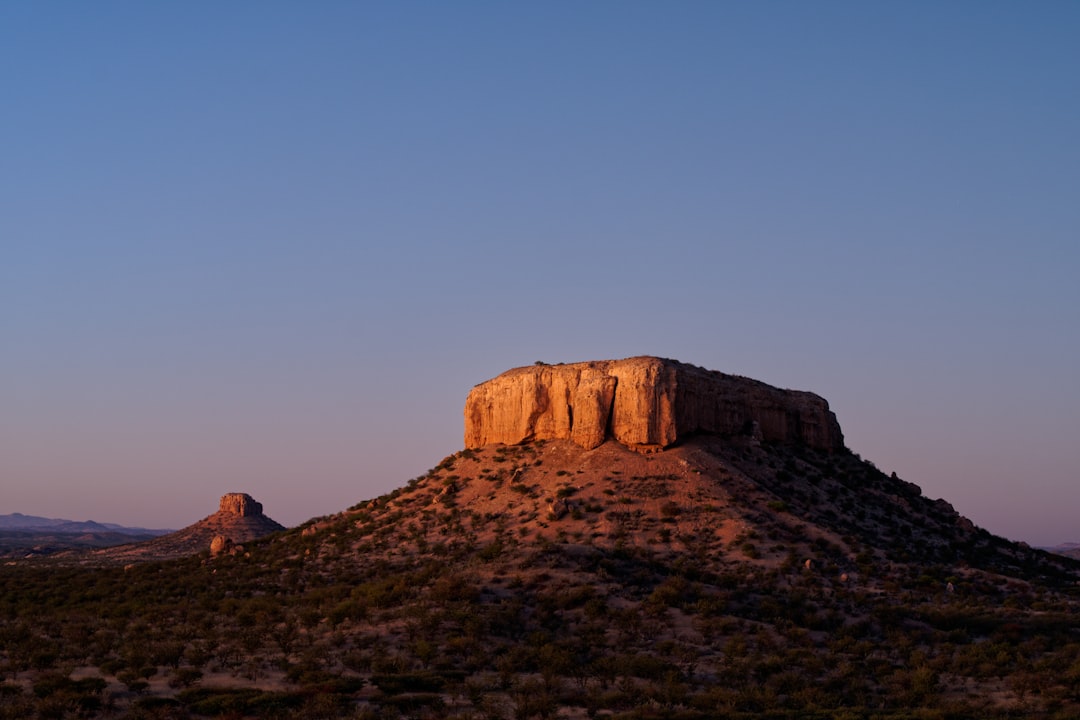 découvrez outjo, une ville captivante de namibie, connue pour sa beauté naturelle, ses paysages époustouflants et sa riche culture locale. explorez les activités passionnantes et les attractions uniques qui font d'outjo une destination incontournable pour les aventuriers et les amateurs de nature.