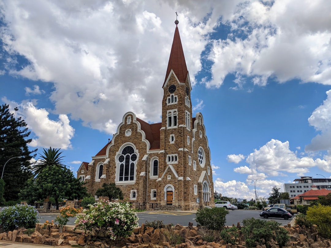 découvrez windhoek, la capitale de la namibie, où l'histoire et la modernité se rencontrent. explorez ses attractions culturelles, sa gastronomie locale et la beauté naturelle qui entoure cette ville dynamique au cœur du désert namibien.