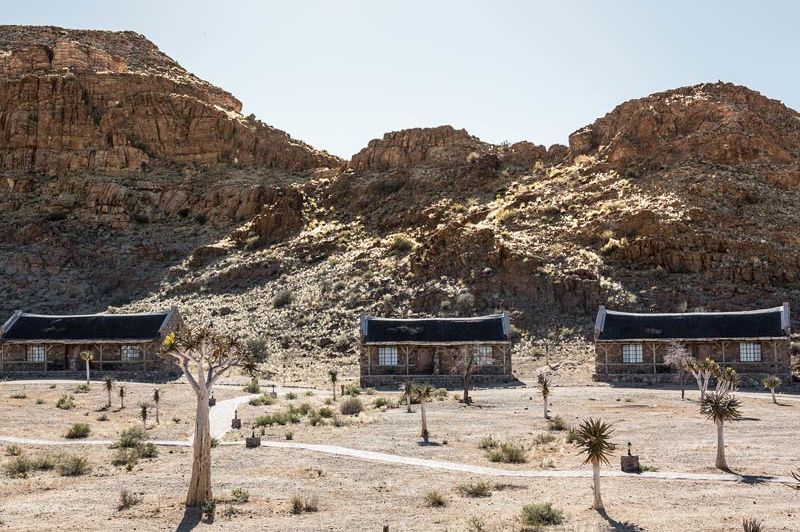 découvrez un village charmant en namibie, où la beauté naturelle rencontre la culture authentique. explorez des paysages à couper le souffle, immergez-vous dans les traditions locales et profitez d'une atmosphère paisible et accueillante.