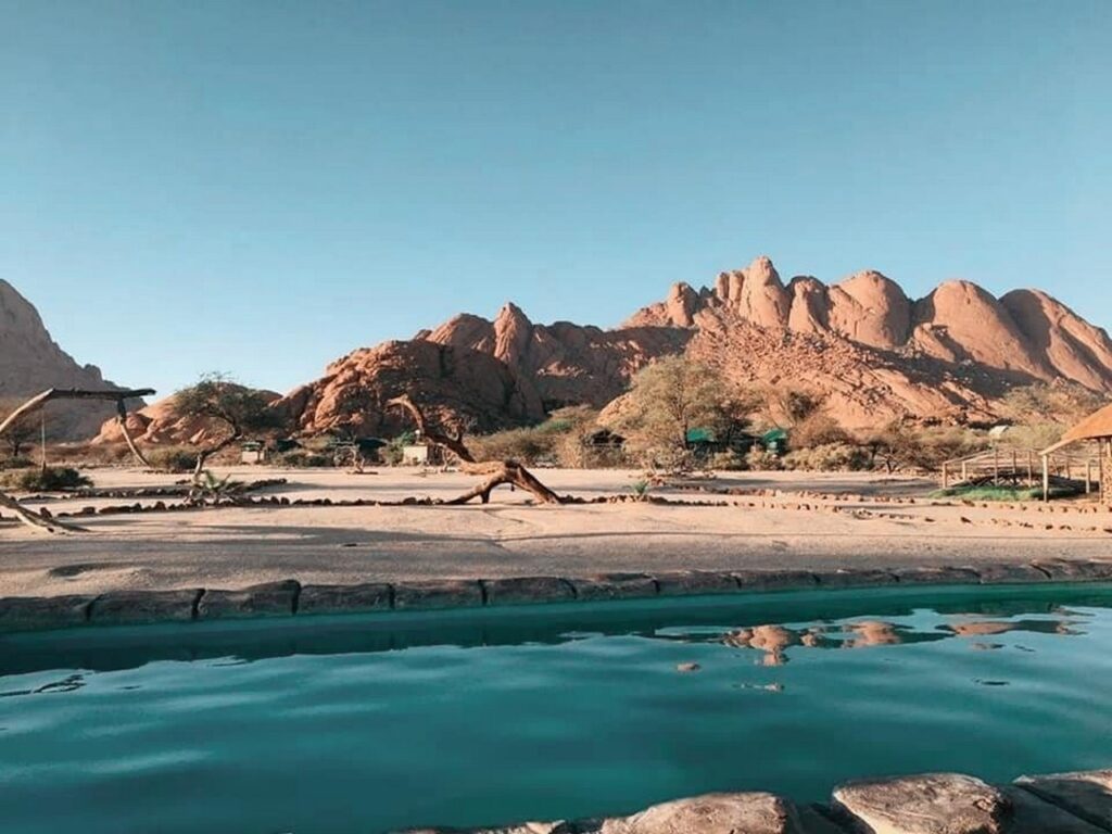 découvrez spitzkoppe, un majestueux massif montagneux en namibie, connu pour ses formations rocheuses impressionnantes et ses paysages à couper le souffle. parfait pour les amateurs d'escalade, de randonnée et de photographie, spitzkoppe offre une immersion unique dans la beauté sauvage de l'afrique.