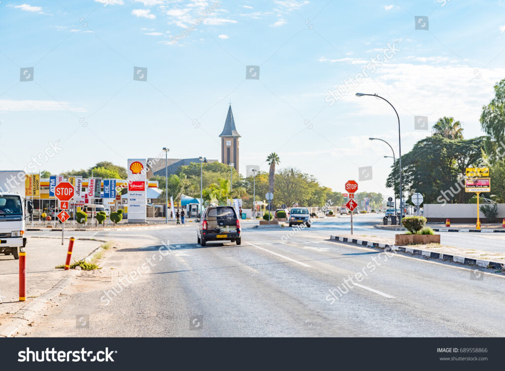 découvrez otjiwarongo, une charmante ville de namibie réputée pour ses paysages époustouflants, sa faune diversifiée et ses cultures authentiques. explorez les merveilles naturelles environnantes et plongez dans l'hospitalité chaleureuse de ses habitants.