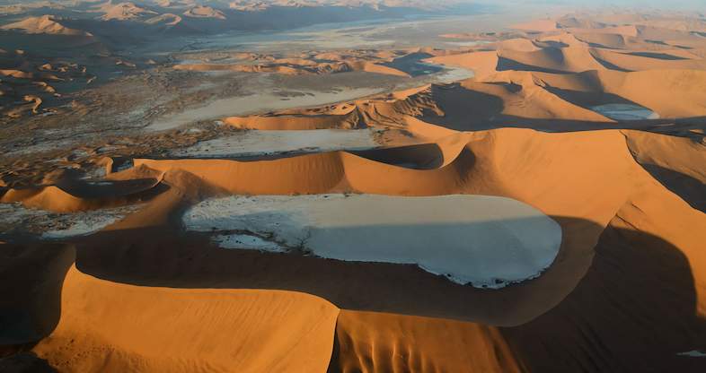 découvrez sesriem, une porte d'entrée spectaculaire vers le désert du namib en namibie. admirez les impressionnantes dunes de sossusvlei, explorez les canyons pittoresques et plongez dans l'incroyable beauté de ce paysage désertique unique. parfait pour les amateurs de nature et d'aventure.