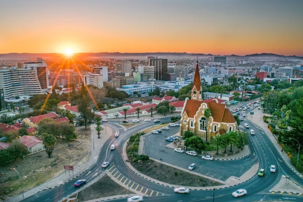 découvrez windhoek, la capitale dynamique de la namibie, où modernité et traditions africaines se rencontrent. explorez ses paysages époustouflants, sa riche culture et sa vie urbaine vibrante.