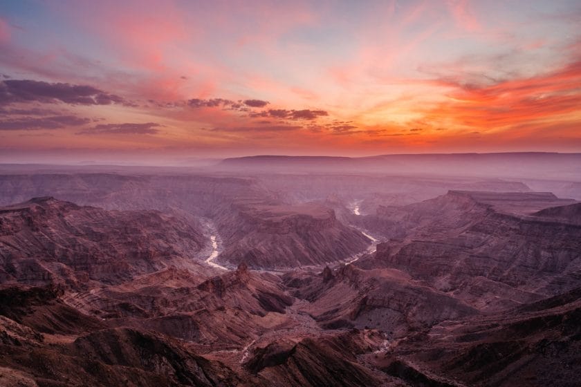 découvrez le grand canyon du fish river, un spectacle naturel spectaculaire en namibie. avec ses majestueuses formations rocheuses et ses paysages à couper le souffle, c'est une destination incontournable pour les amateurs de randonnée et de photographie. explorez ce trésor de la nature et vivez une aventure inoubliable au cœur des paysages désertiques.