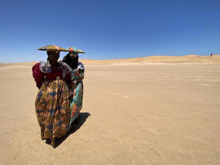 découvrez la magie de la namib, un désert emblématique d'afrique, célèbre pour ses paysages époustouflants, ses dunes de sable rouge et sa faune unique. explorez des panoramas à couper le souffle et plongez dans la culture fascinante de ce pays sauvage.