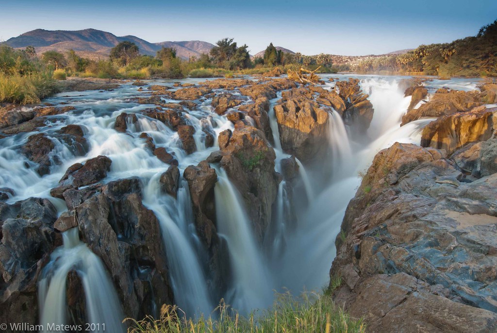 découvrez les majestueuses chutes d'epupa, un trésor naturel situé à la frontière entre la namibie et l'angola. plongez dans un paysage spectaculaire où la nature sauvage rencontre des cultures vibrantes. explorez les sentiers de randonnée, admirez les cascades impressionnantes et profitez d'une expérience inoubliable au cœur de l'afrique.