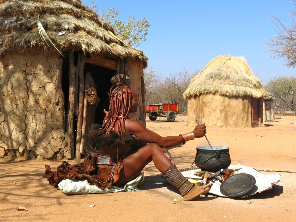 découvrez le peuple himba de namibie, une culture unique et fascinante, connue pour ses traditions ancestrales, son mode de vie nomade et ses magnifiques paysages désertiques. explorez leur riche patrimoine, leur artisanat, et la manière dont ils préservent leur identité dans un monde en constante évolution.