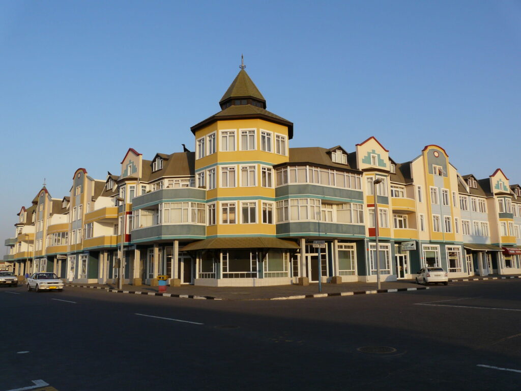 découvrez les meilleures activités à swakopmund, une destination fascinante en namibie. profitez de sensations fortes avec des sports d'aventure, explorez les magnifiques paysages désertiques, admirez la faune locale et plongez dans la culture unique de cette ville côtière. que vous soyez amateur de nature ou à la recherche de moments de détente, swakopmund a quelque chose à offrir pour tous les goûts.