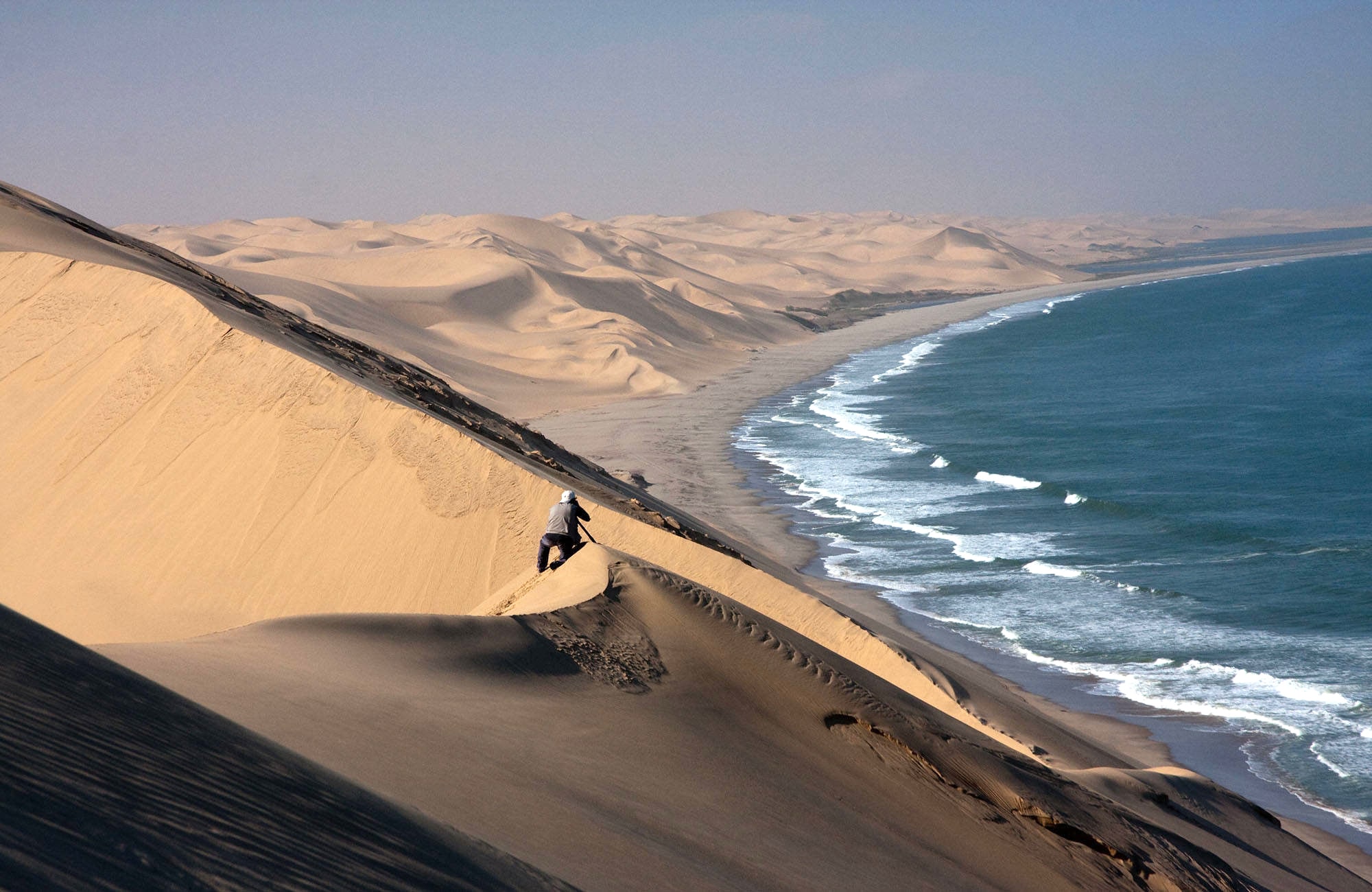 découvrez les meilleures activités à swakopmund, une ville côtière dynamique en namibie. des aventures passionnantes comme le sandboarding, les excursions en quad dans le désert, aux visites culturelles et culinaires, explorez tout ce que cette destination unique a à offrir. que vous soyez amateur de sensations fortes ou en quête de détente, swakopmund saura vous émerveiller.