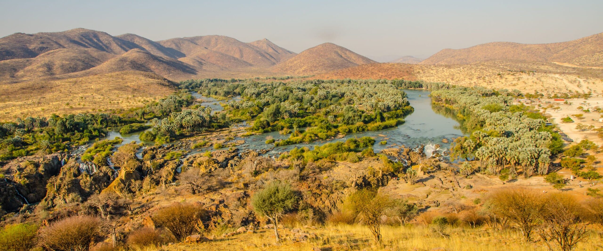 découvrez notre guide complet sur la namibie, une immersion au cœur des paysages fascinants, de la faune sauvage et des cultures uniques. planifiez votre voyage avec des conseils pratiques, des itinéraires recommandés et des informations sur les meilleures destinations à ne pas manquer.