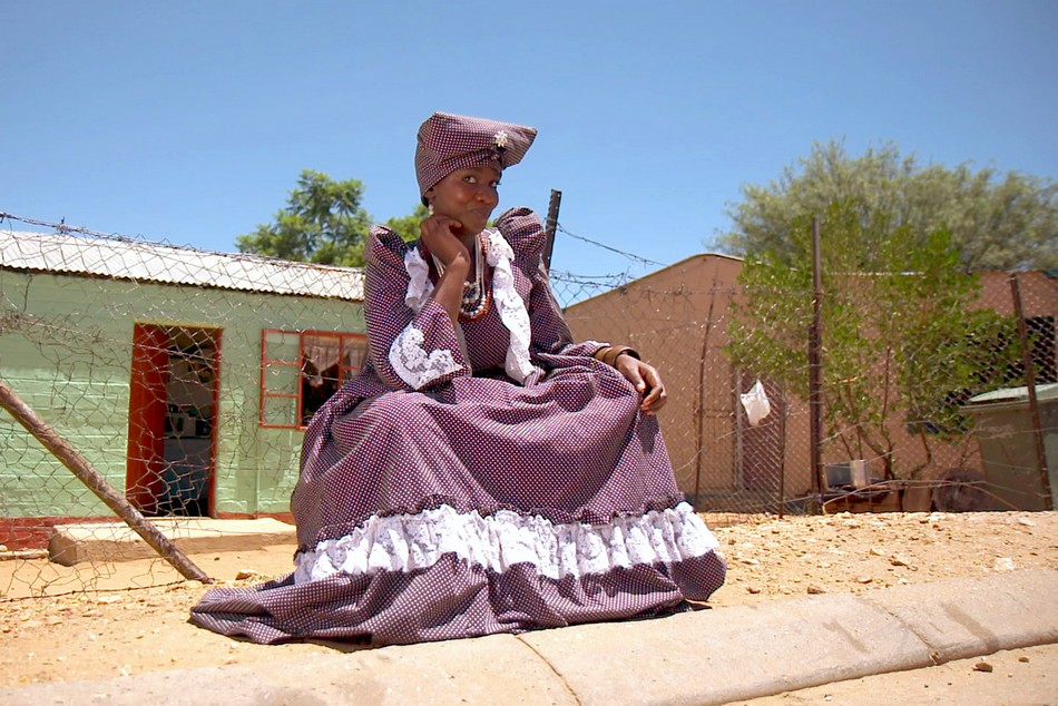 découvrez l'histoire fascinante des héréros, un peuple héroïque du namibie, symbole de résistance et de résilience. plongez dans leur culture riche, leurs luttes pour la survie et leur impact sur l'identité nationale. apprenez comment les héréros perpétuent leurs traditions tout en faisant face aux défis modernes.