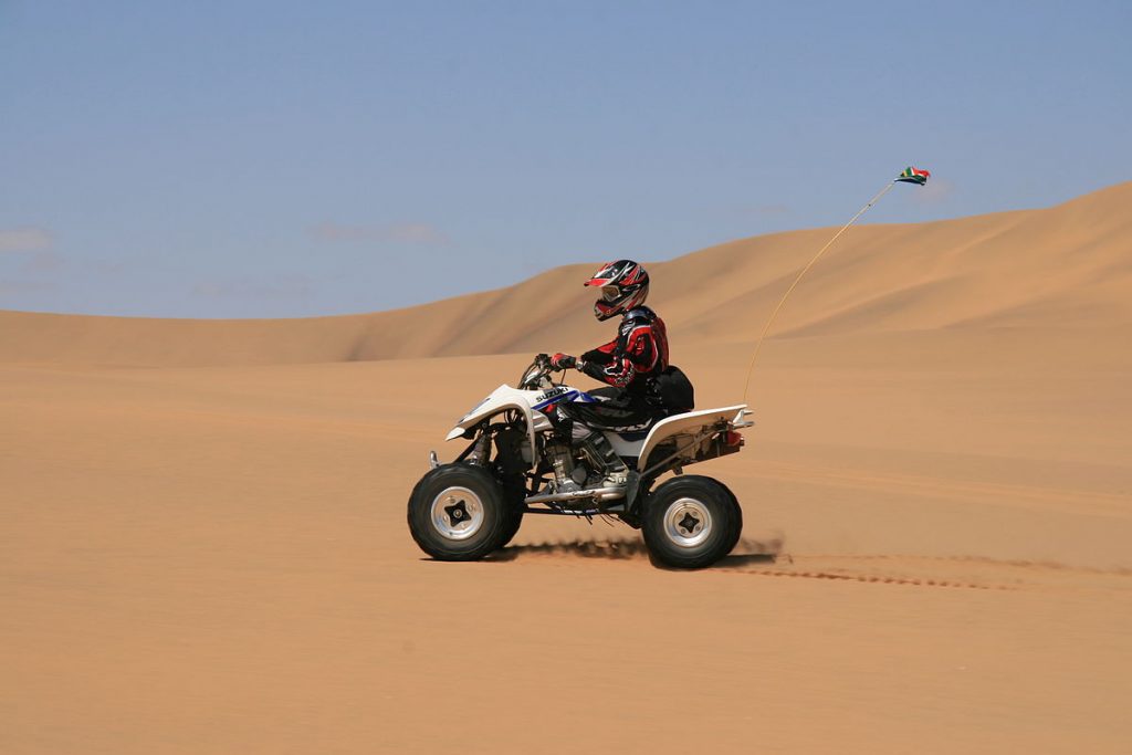 découvrez swakopmund, une destination unique où l'océan rencontre le désert. partez pour des aventures palpitantes entre dunes dorées et rivages marins, et laissez-vous séduire par la diversité des paysages et des activités en plein air.